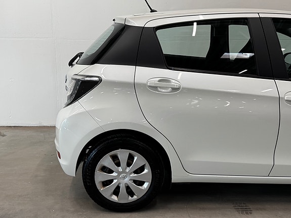 Toyota Yaris 5 of 30