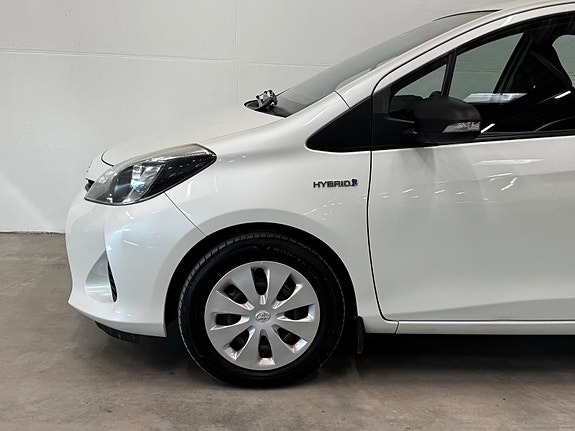 Toyota Yaris 2 of 30