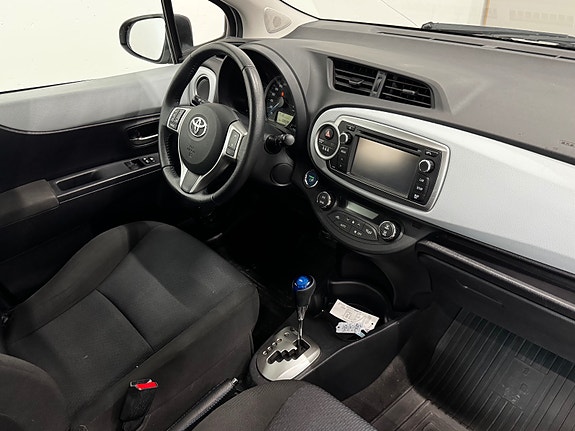 Toyota Yaris 12 of 30