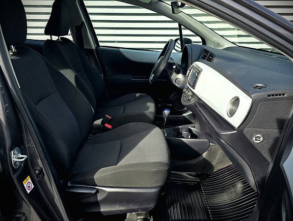 Toyota Yaris 12 of 14