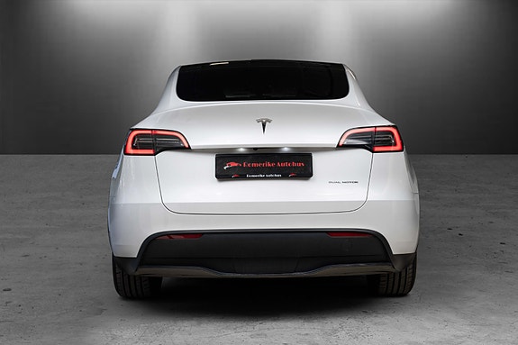 Tesla Model Y 9 of 30
