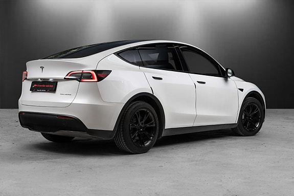 Tesla Model Y 7 of 30