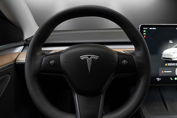 Tesla Model Y 17 of 30