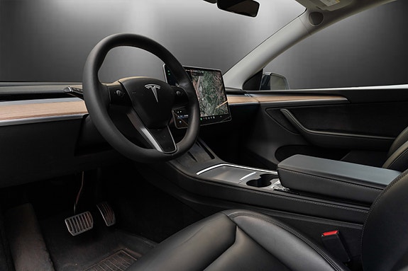 Tesla Model Y 15 of 30