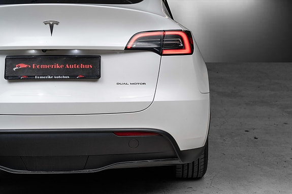 Tesla Model Y 10 of 30