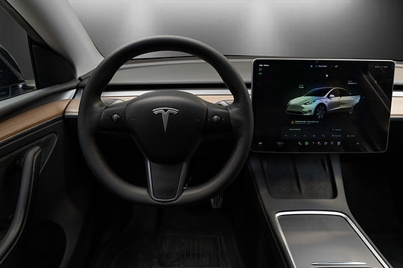 Tesla Model Y 23 of 30