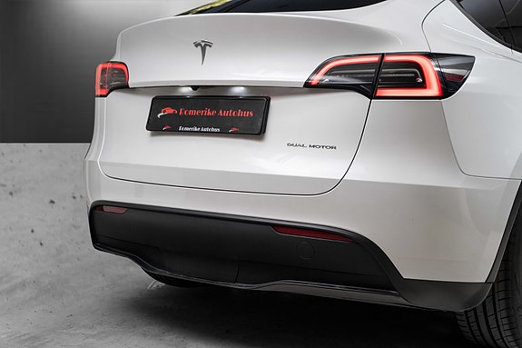 Tesla Model Y 8 of 30