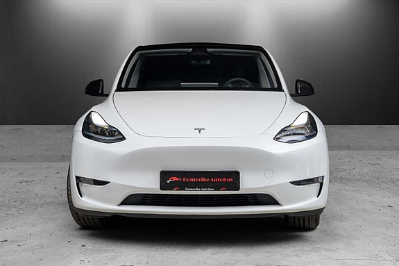 Tesla Model Y 5 of 30