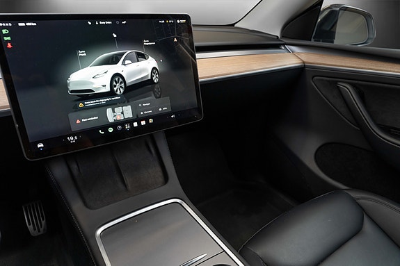 Tesla Model Y 18 of 30