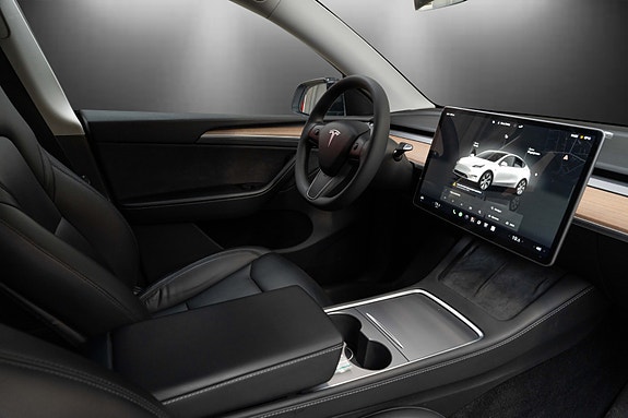 Tesla Model Y 26 of 30
