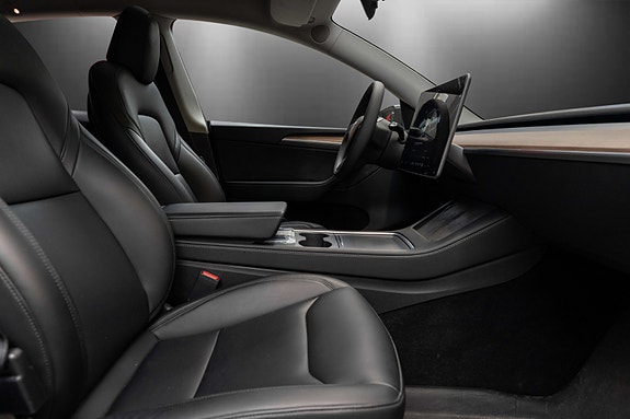 Tesla Model Y 24 of 30