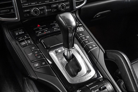 Porsche Cayenne 16 of 30