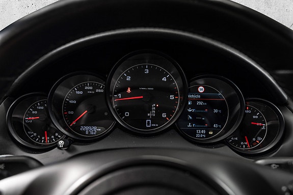 Porsche Cayenne 24 of 30