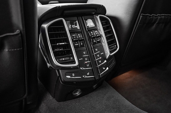 Porsche Cayenne 18 of 30