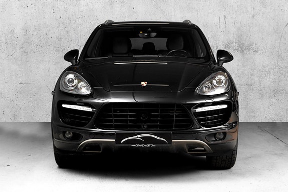 Porsche Cayenne 3 of 30