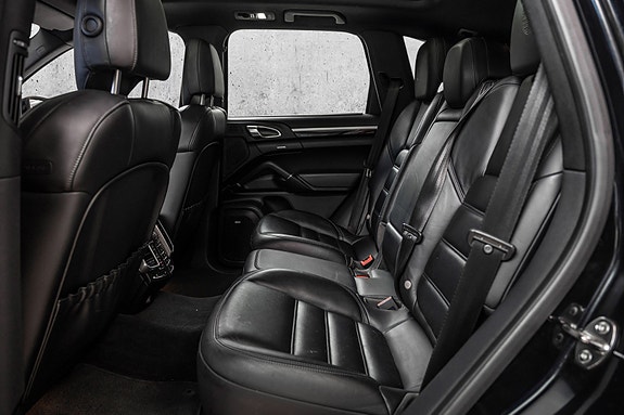Porsche Cayenne 14 of 30