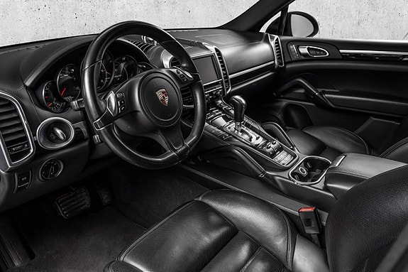 Porsche Cayenne 9 of 30