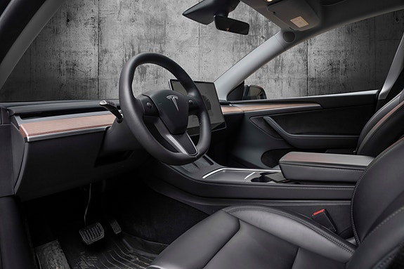 Tesla Model Y 12 of 28