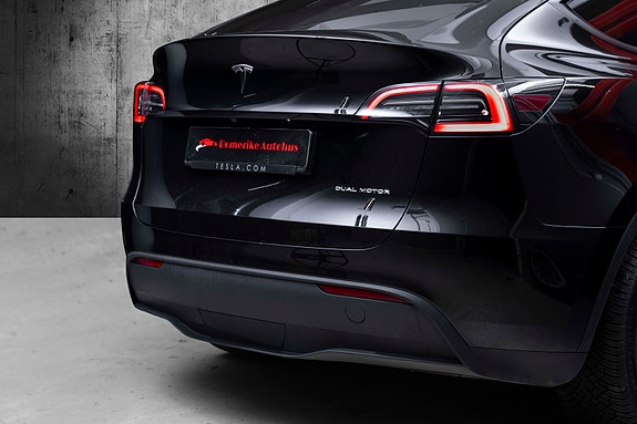 Tesla Model Y 7 of 28