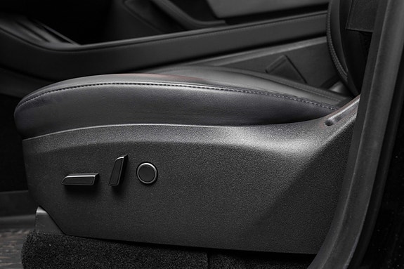 Tesla Model Y 13 of 28