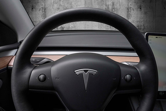 Tesla Model Y 21 of 28