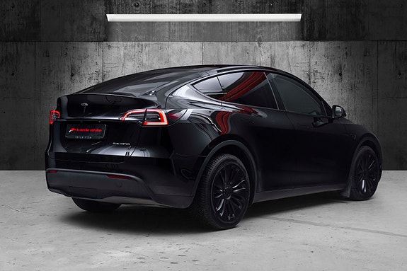 Tesla Model Y 6 of 28