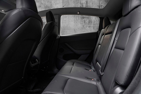 Tesla Model Y 15 of 28