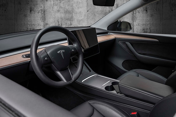 Tesla Model Y 14 of 28