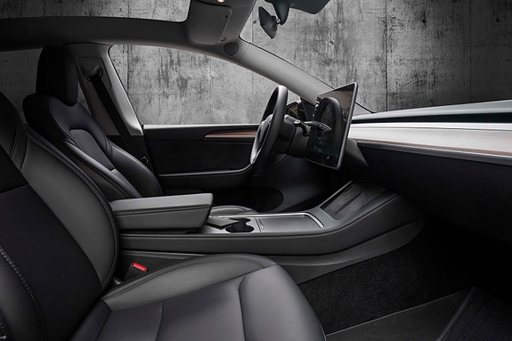 Tesla Model Y 17 of 28
