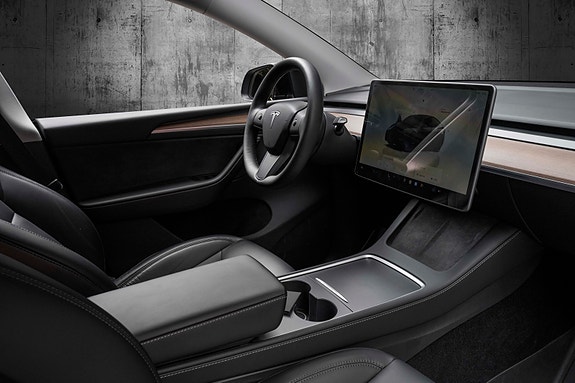 Tesla Model Y 19 of 28