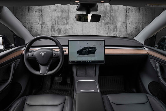 Tesla Model Y 16 of 28