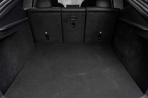 Tesla Model Y 10 of 28