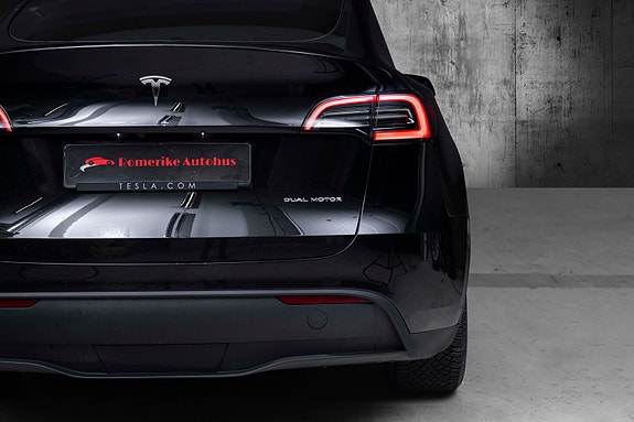 Tesla Model Y 9 of 28