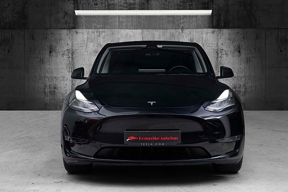 Tesla Model Y 3 of 28
