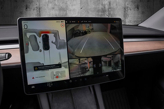 Tesla Model Y 24 of 28