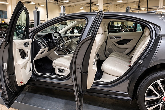 Jaguar I-PACE 10 of 20