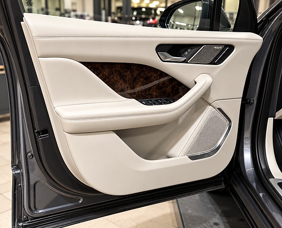 Jaguar I-PACE 12 of 20