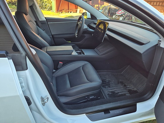 Tesla Model 3 7 of 19