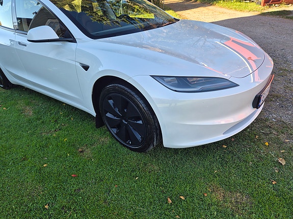 Tesla Model 3 13 of 19