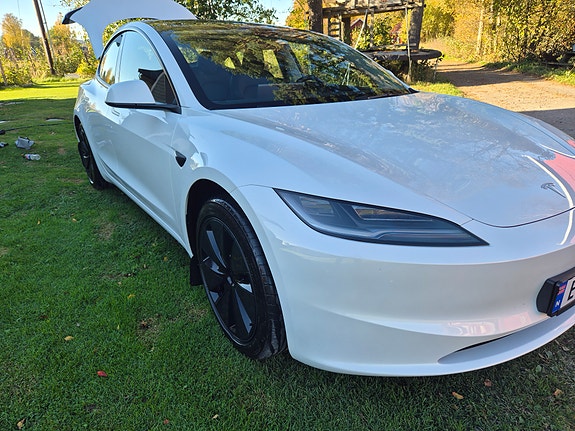 Tesla Model 3 11 of 19