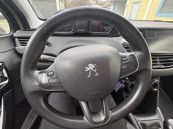 Peugeot 208 24 of 30