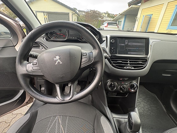Peugeot 208 23 of 30