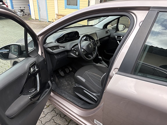 Peugeot 208 14 of 30