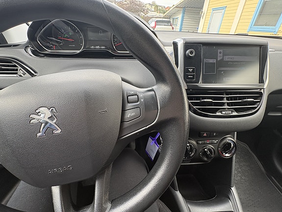 Peugeot 208 26 of 30