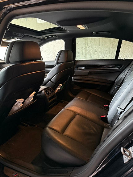 BMW 740d 9 of 12