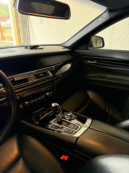 BMW 740d 8 of 12