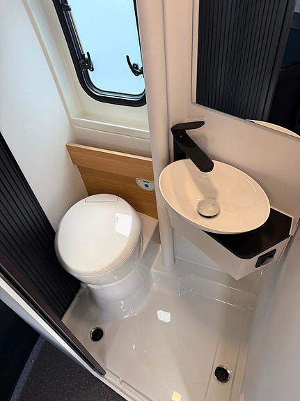 Adria Twin 640 SGX WHITE EDITION 2/140HK/Krok/Aut/Solcelle/Sykkelstativ/Markise + 17 of 24