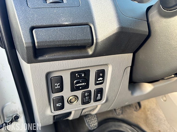 Toyota HiLux 20 of 30