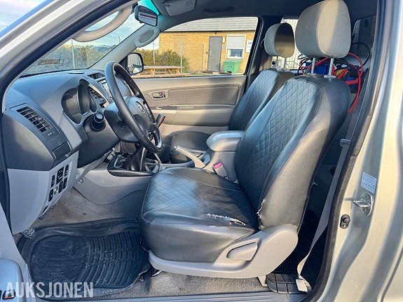 Toyota HiLux 15 of 30