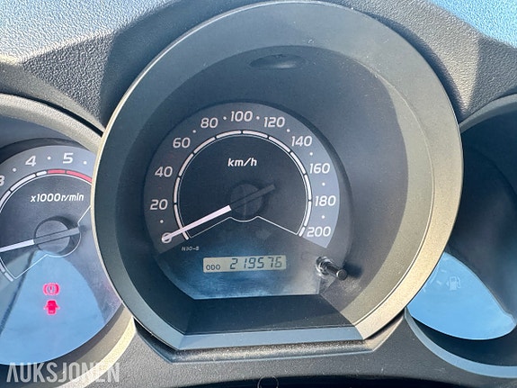 Toyota HiLux 23 of 30